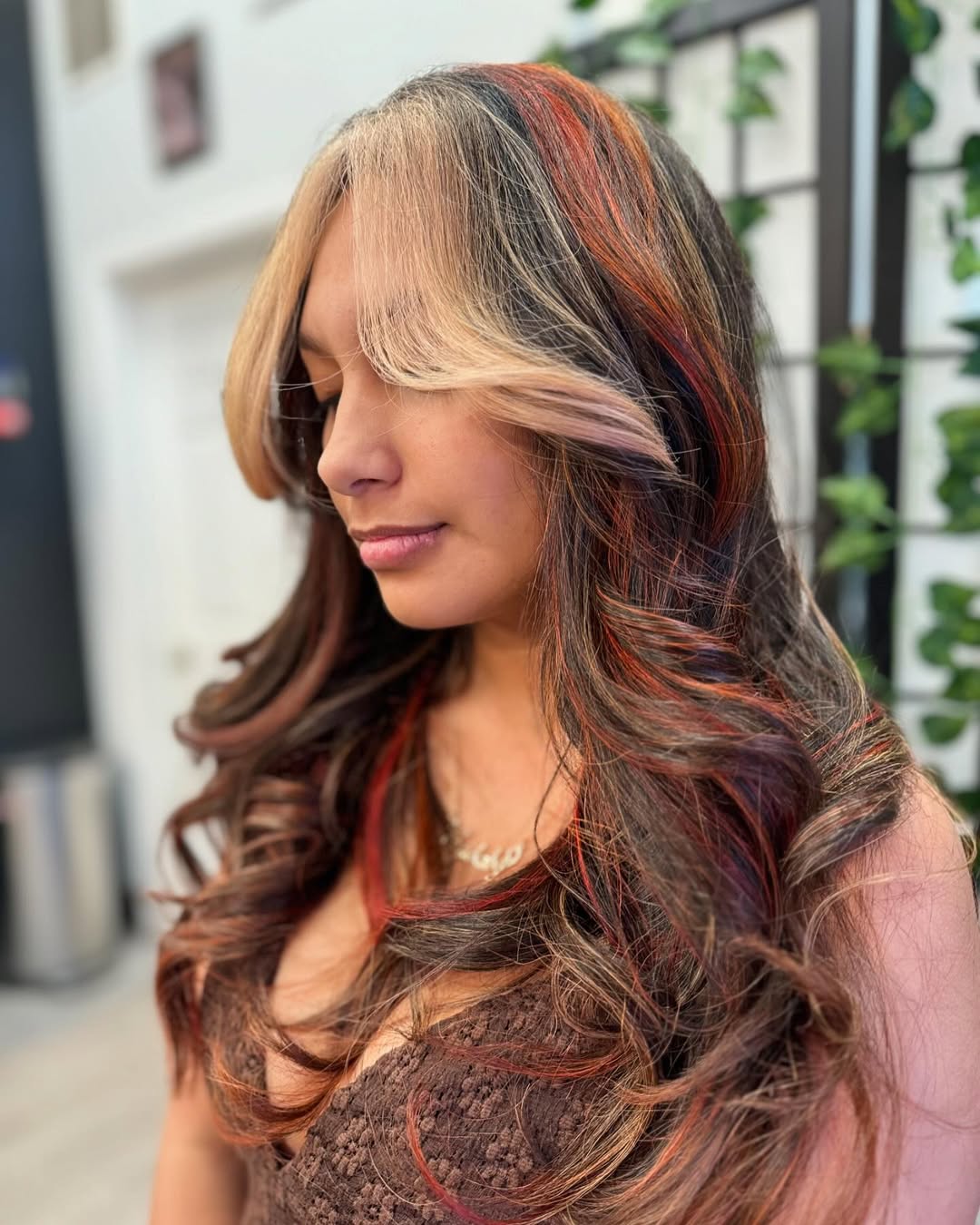 calico-hair-color-hairstyles-2025-with-chunky-highlights-bangs-red